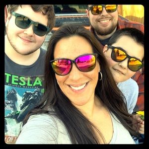 Hello I am Dallas Breaux, I love Alo & Cabi.